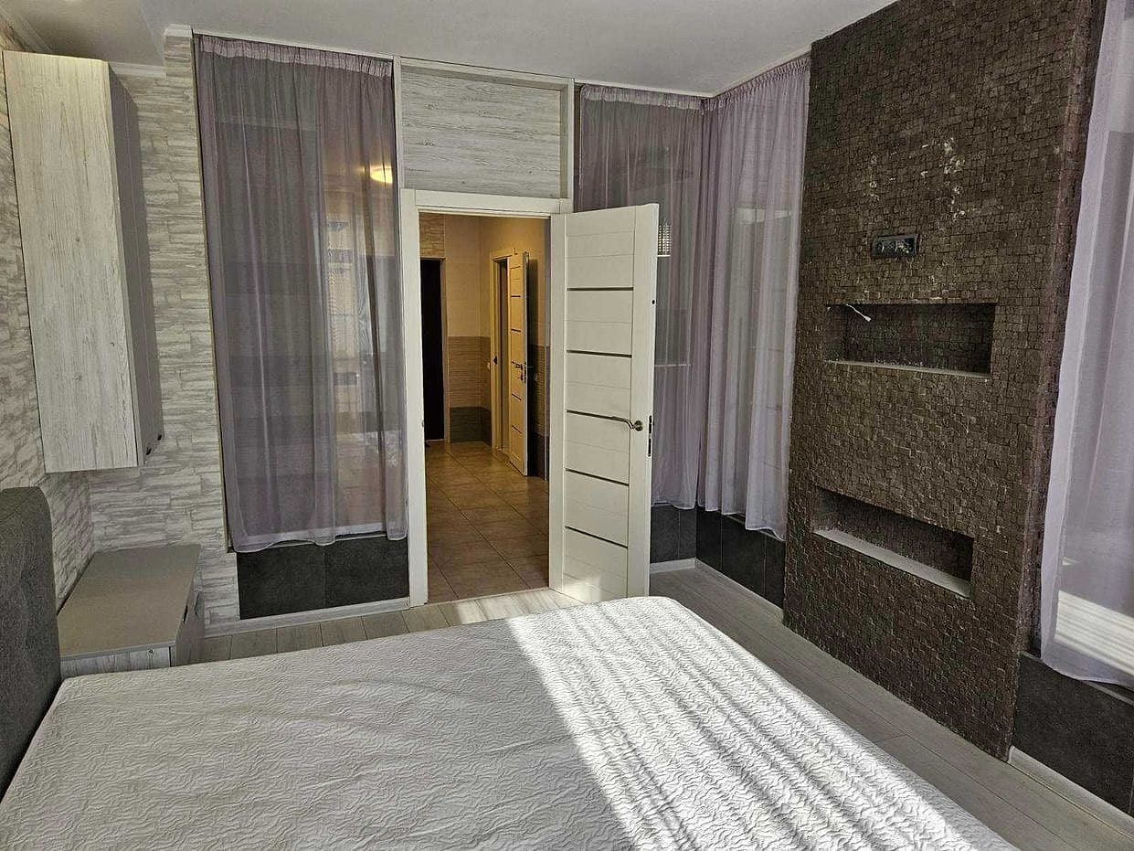 Renovated Two-Room Apartment — Dragomanova Street, Poznyaky Metro