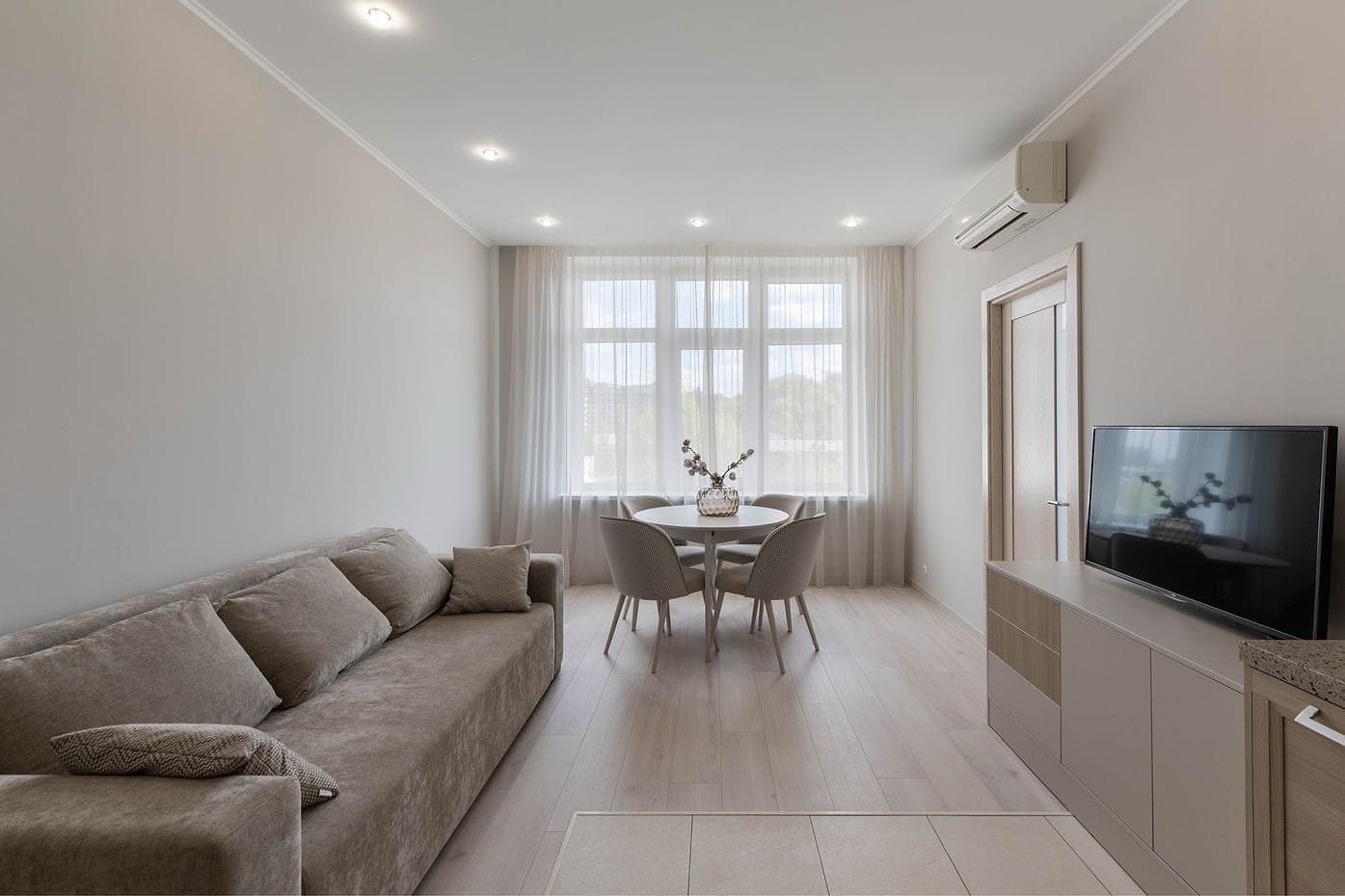 Renovated Three-Room Apartment — Novopecherskie Lipki Complex, Pechersk