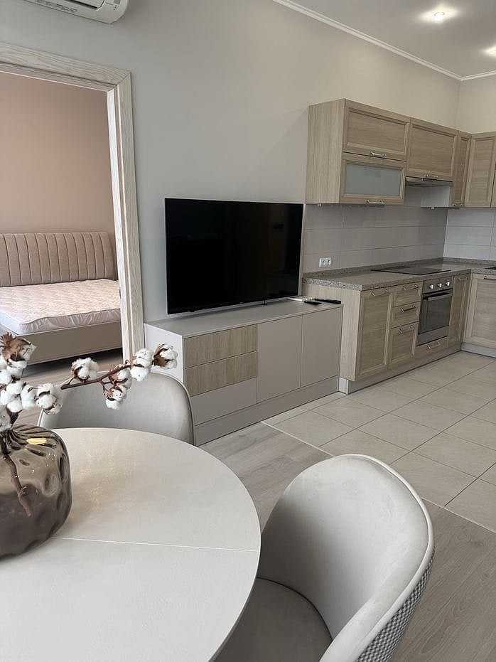 Renovated Three-Room Apartment — Novopecherskie Lipki Complex, Pechersk